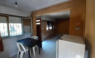 ¡¡OPORTUNIDAD!! 2 Casas a la venta a Reciclar sobre un terreno de 233 m2 Zona Céntrica - Cañuelas