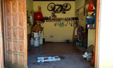 Casa con dos galpones sobre lote de 1900 m2 + 4 hectares de tierra en lo mejor de Nicanor Otamendi