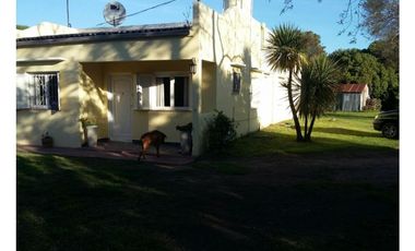 Casa con dos galpones sobre lote de 1900 m2 + 4 hectares de tierra en lo mejor de Nicanor Otamendi