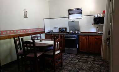 Casa con dos galpones sobre lote de 1900 m2 + 4 hectares de tierra en lo mejor de Nicanor Otamendi