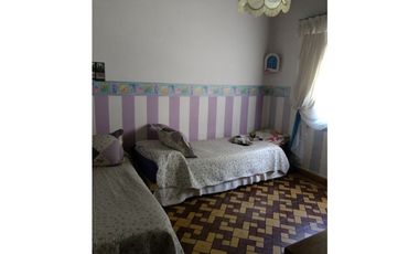 Casa con dos galpones sobre lote de 1900 m2 + 4 hectares de tierra en lo mejor de Nicanor Otamendi