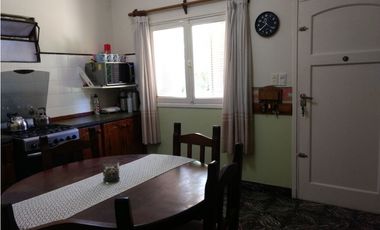 Casa con dos galpones sobre lote de 1900 m2 + 4 hectares de tierra en lo mejor de Nicanor Otamendi