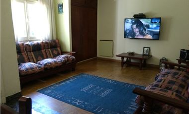 Casa con dos galpones sobre lote de 1900 m2 + 4 hectares de tierra en lo mejor de Nicanor Otamendi