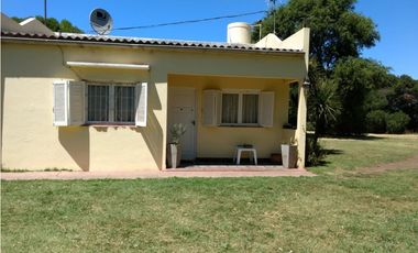Casa con dos galpones sobre lote de 1900 m2 + 4 hectares de tierra en lo mejor de Nicanor Otamendi