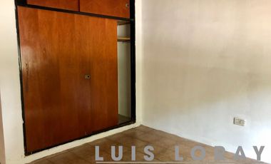 Casa americana ubicada a 500 metros de la Av. Tomás Espora.