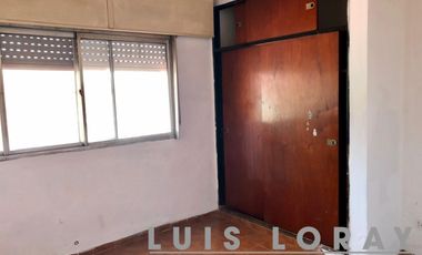 Casa americana ubicada a 500 metros de la Av. Tomás Espora.