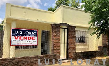 Casa americana ubicada a 500 metros de la Av. Tomás Espora.