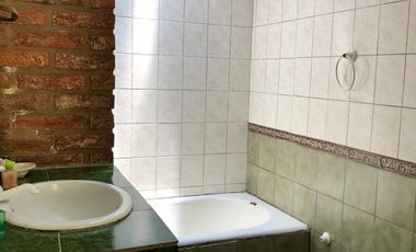 Casa americana ubicada a 500 metros de la Av. Tomás Espora.