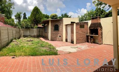 Casa americana ubicada a 500 metros de la Av. Tomás Espora.