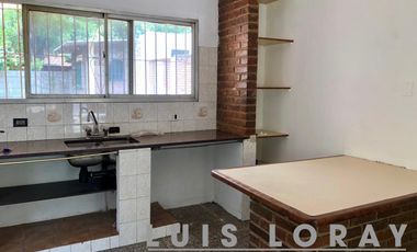 Casa americana ubicada a 500 metros de la Av. Tomás Espora.