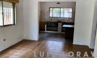 Casa americana ubicada a 500 metros de la Av. Tomás Espora.