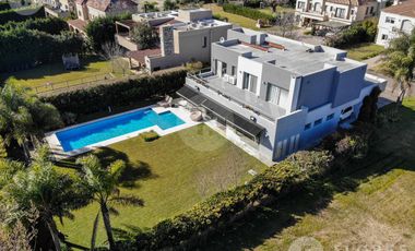 Flores Prop. Vende Casa  en  La Lomada De Pilar - Pilar