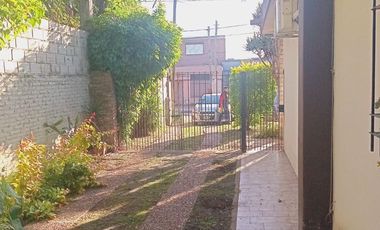 VENTA Gran ubicación casa con 2 dormitorios y 420 metros cuadrados de lote APTA CRÉDITO