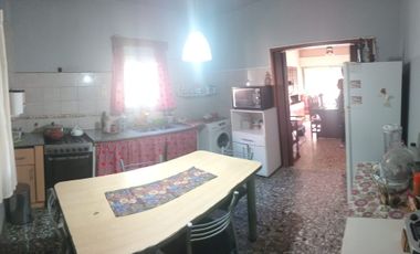 VENTA Gran ubicación casa con 2 dormitorios y 420 metros cuadrados de lote APTA CRÉDITO