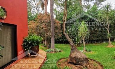 VENTA DE RESIDENCIA EN CLUB CAMPESTRE ERANDENI,DE UNA PLANTA CON ALBERCA.
