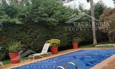 VENTA DE RESIDENCIA EN CLUB CAMPESTRE ERANDENI,DE UNA PLANTA CON ALBERCA.