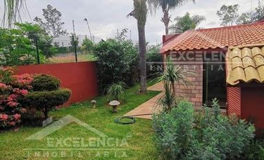 VENTA DE RESIDENCIA EN CLUB CAMPESTRE ERANDENI,DE UNA PLANTA CON ALBERCA.