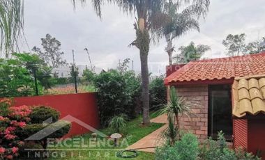 VENTA DE RESIDENCIA EN CLUB CAMPESTRE ERANDENI,DE UNA PLANTA CON ALBERCA.