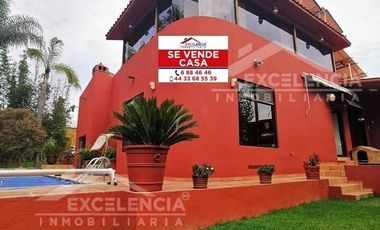 VENTA DE RESIDENCIA EN CLUB CAMPESTRE ERANDENI,DE UNA PLANTA CON ALBERCA.