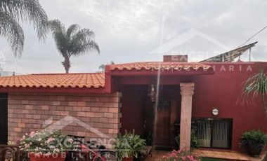 VENTA DE RESIDENCIA EN CLUB CAMPESTRE ERANDENI,DE UNA PLANTA CON ALBERCA.