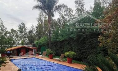 VENTA DE RESIDENCIA EN CLUB CAMPESTRE ERANDENI,DE UNA PLANTA CON ALBERCA.