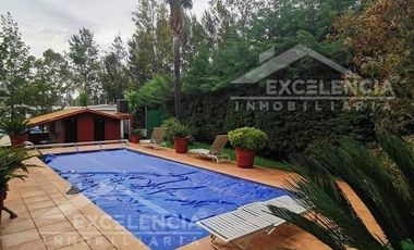 VENTA DE RESIDENCIA EN CLUB CAMPESTRE ERANDENI,DE UNA PLANTA CON ALBERCA.