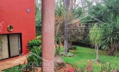VENTA DE RESIDENCIA EN CLUB CAMPESTRE ERANDENI,DE UNA PLANTA CON ALBERCA.
