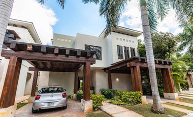 Casa Villa Exclusiva y Moderna en Harmonia, Yucatán Country Club en Venta