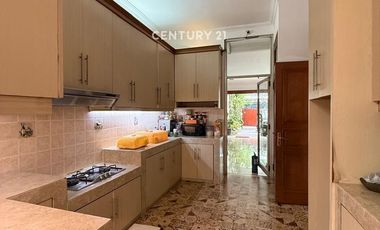 Dijual Luxurious Home Lokasi Strategis In Menteng