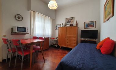 Departamento . dos ambientes . a la calle