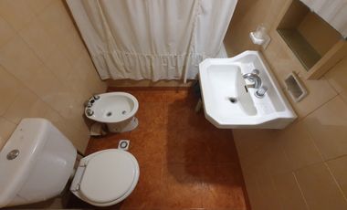 Departamento . dos ambientes . a la calle