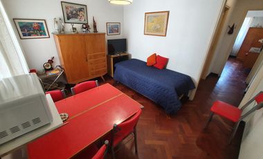 Departamento . dos ambientes . a la calle