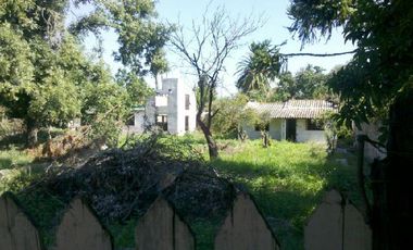 EXCELENTE TERRENO CON 2 EDIFICACIONES.