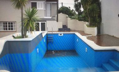 SE VENDE CHALET HERMOSO - CALLE 80 Y 57