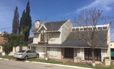 SE VENDE CHALET HERMOSO - CALLE 80 Y 57