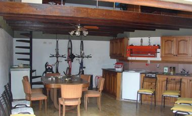 SE VENDE CHALET HERMOSO - CALLE 80 Y 57