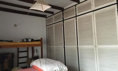 SE VENDE CHALET HERMOSO - CALLE 80 Y 57