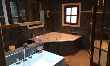 SE VENDE CHALET HERMOSO - CALLE 80 Y 57