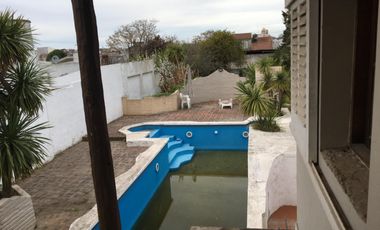SE VENDE CHALET HERMOSO - CALLE 80 Y 57