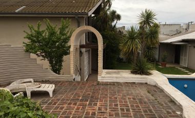 SE VENDE CHALET HERMOSO - CALLE 80 Y 57