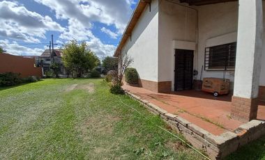 Gran casa con lote lindero en Venta en Quilmes