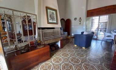 Gran casa con lote lindero en Venta en Quilmes