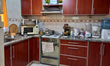 Gran casa con lote lindero en Venta en Quilmes