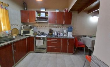 Gran casa con lote lindero en Venta en Quilmes