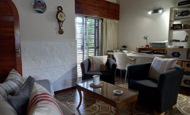 Gran casa con lote lindero en Venta en Quilmes
