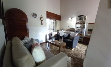 Gran casa con lote lindero en Venta en Quilmes
