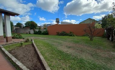 Gran casa con lote lindero en Venta en Quilmes