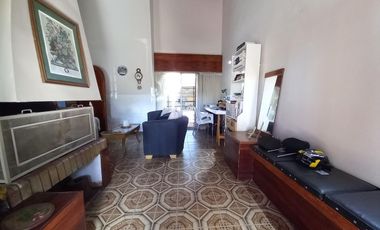 Gran casa con lote lindero en Venta en Quilmes