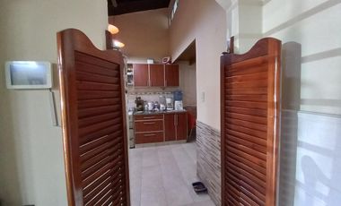 Gran casa con lote lindero en Venta en Quilmes