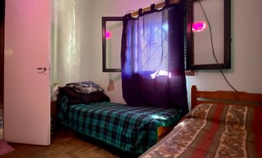 Casa de 3 AMBIENTES ubicada a 800 metros de la Avenida Tomás Espora.